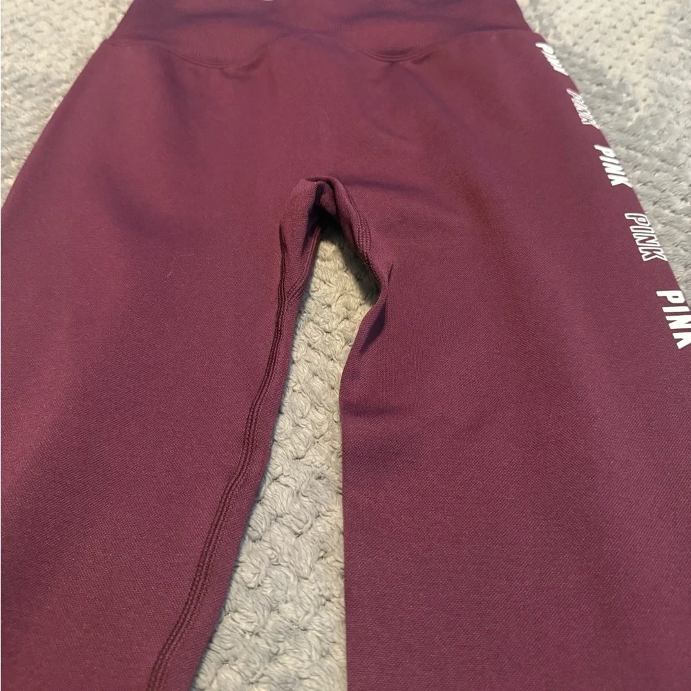 🔥 PINK Active Burgundy High-Rise Logo Leggings (Size Small) - Picture 4 of 6